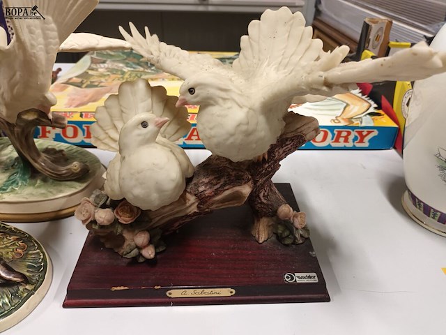 Lot 136 - beelden met tortelduiven. 3 stuks - afbeelding 2 van  5