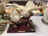 Lot 136 - beelden met tortelduiven. 3 stuks - afbeelding 2 van  5