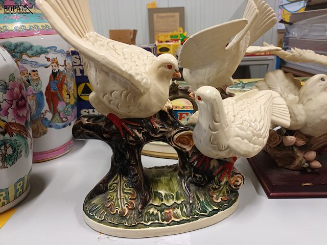 Lot 136 - beelden met tortelduiven. 3 stuks - afbeelding 4 van  5