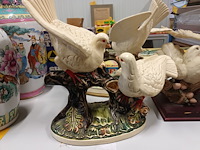 Lot 136 - beelden met tortelduiven. 3 stuks - afbeelding 4 van  5