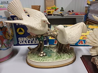 Lot 136 - beelden met tortelduiven. 3 stuks - afbeelding 5 van  5