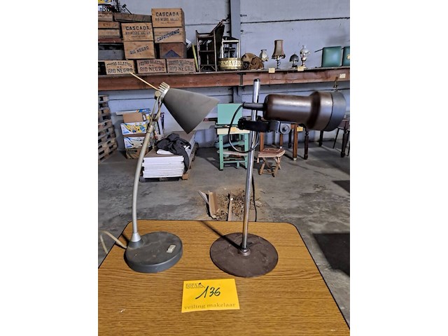 Lot 136 - duo industrieël bureaulampen - afbeelding 1 van  5