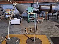 Lot 136 - duo industrieël bureaulampen - afbeelding 1 van  5
