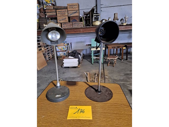 Lot 136 - duo industrieël bureaulampen - afbeelding 2 van  5
