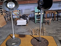 Lot 136 - duo industrieël bureaulampen - afbeelding 2 van  5