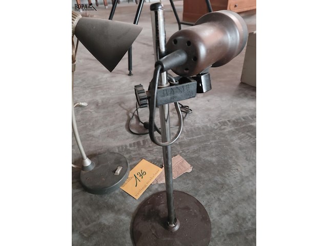 Lot 136 - duo industrieël bureaulampen - afbeelding 3 van  5