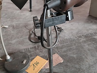 Lot 136 - duo industrieël bureaulampen - afbeelding 3 van  5