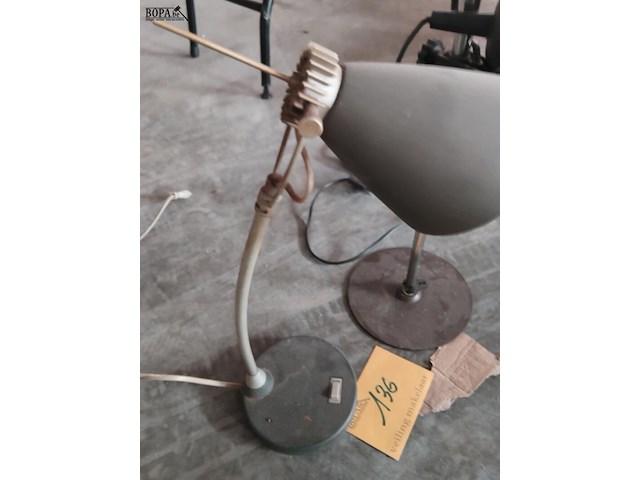 Lot 136 - duo industrieël bureaulampen - afbeelding 5 van  5