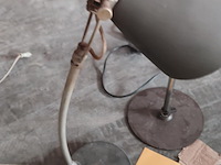 Lot 136 - duo industrieël bureaulampen - afbeelding 5 van  5