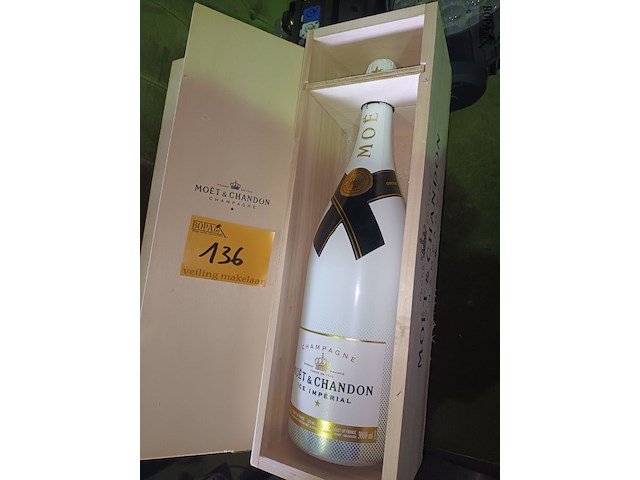 Lot 136 - fles moët & chandon van 3 liter - afbeelding 1 van  5