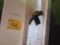 Lot 136 - fles moët & chandon van 3 liter - afbeelding 1 van  5