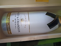 Lot 136 - fles moët & chandon van 3 liter - afbeelding 2 van  5