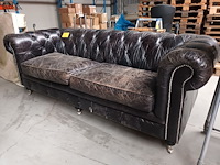 Lot 136 - gecapitonneerde sofa - afbeelding 1 van  6