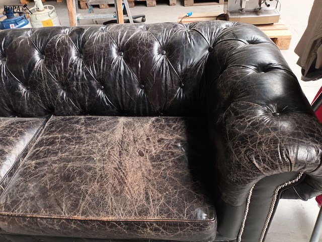 Lot 136 - gecapitonneerde sofa - afbeelding 2 van  6