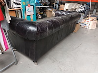 Lot 136 - gecapitonneerde sofa - afbeelding 3 van  6
