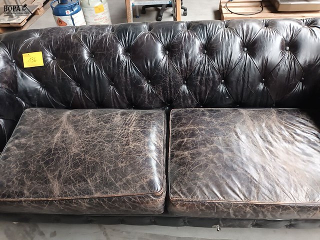 Lot 136 - gecapitonneerde sofa - afbeelding 5 van  6