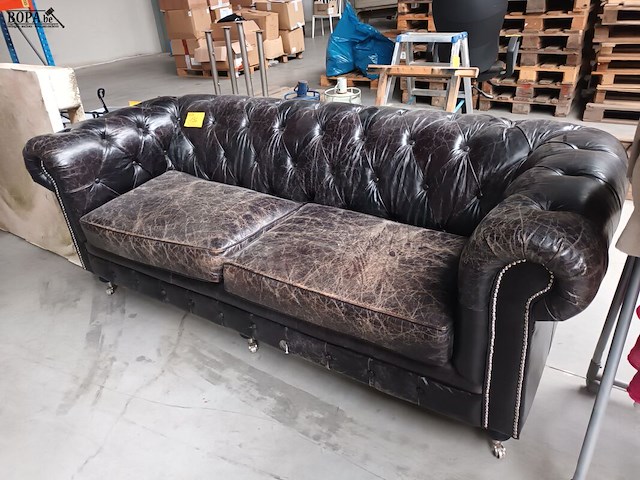 Lot 136 - gecapitonneerde sofa - afbeelding 6 van  6