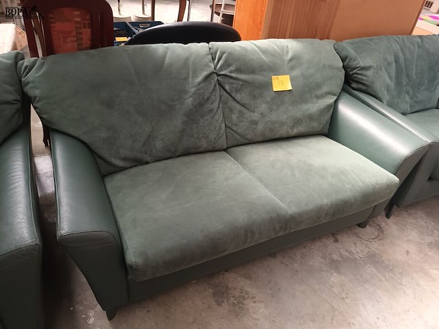 Lot 136 - groene sofa - afbeelding 1 van  3