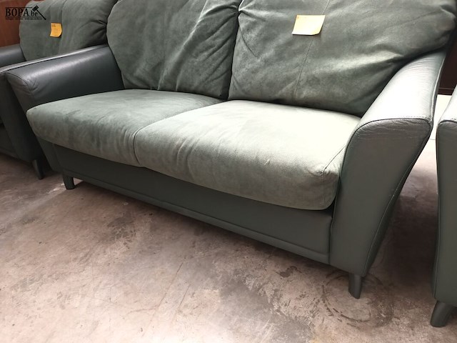 Lot 136 - groene sofa - afbeelding 3 van  3