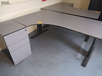 Lot 136 - hoekbureau met ladeblok - afbeelding 1 van  2