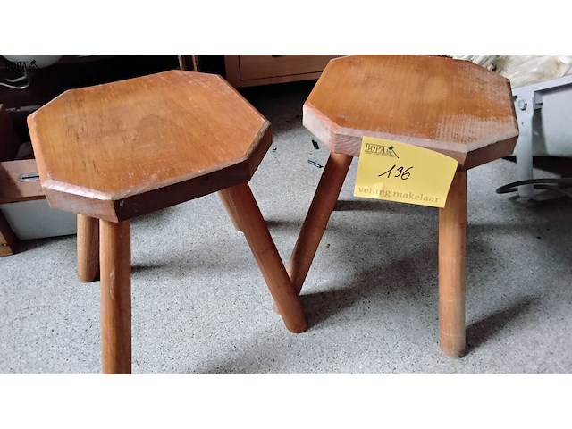 Lot 136 - houten krukken - afbeelding 1 van  1