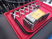 Lot 136 - keukengerei. 9 stuks - afbeelding 2 van  3