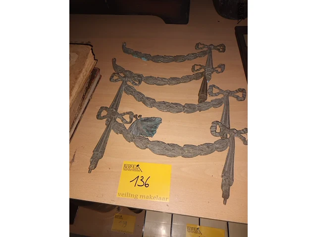 Lot 136 - koperen ornamenten. 5 stuks - afbeelding 1 van  3