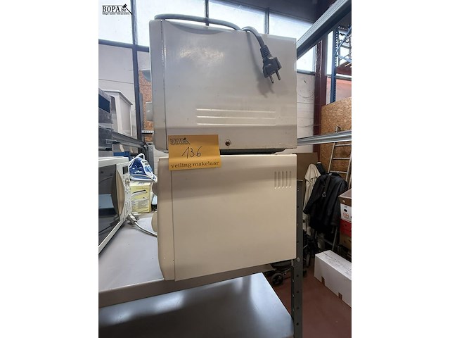 Lot 136 - microgofoven samsung 26*48, micorgolfoven whirlpool 25*53 we - afbeelding 1 van  3