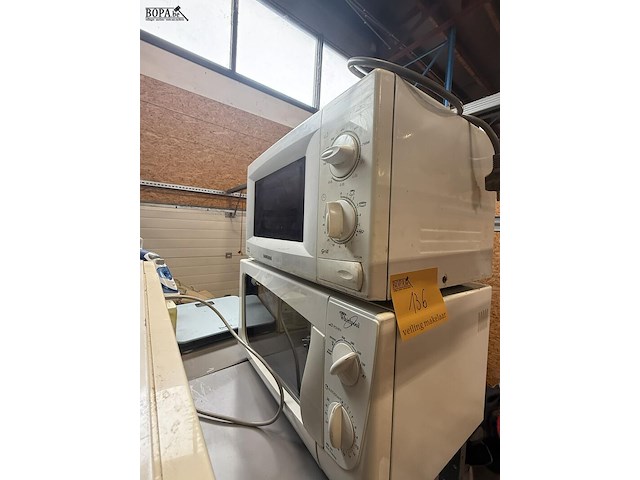 Lot 136 - microgofoven samsung 26*48, micorgolfoven whirlpool 25*53 we - afbeelding 2 van  3