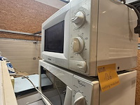 Lot 136 - microgofoven samsung 26*48, micorgolfoven whirlpool 25*53 we - afbeelding 2 van  3