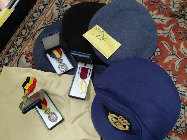 Lot 136 - militaire petten en belgische eretekens - afbeelding 1 van  4