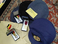 Lot 136 - militaire petten en belgische eretekens - afbeelding 1 van  4