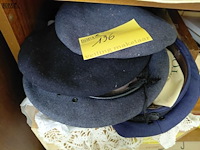 Lot 136 - militaire petten en belgische eretekens - afbeelding 2 van  4