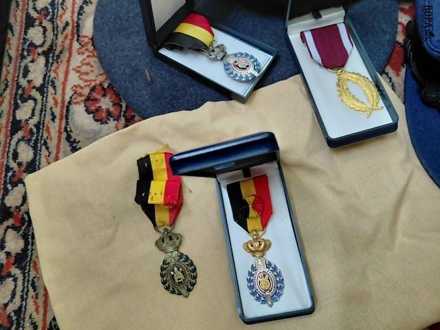 Lot 136 - militaire petten en belgische eretekens - afbeelding 3 van  4