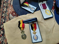 Lot 136 - militaire petten en belgische eretekens - afbeelding 3 van  4