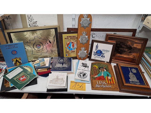 Lot 136 - politie/ipa kaders, tegeltjes, sleutelkastje…ong 37 stuks - afbeelding 1 van  6