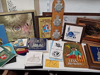 Lot 136 - politie/ipa kaders, tegeltjes, sleutelkastje…ong 37 stuks - afbeelding 1 van  6