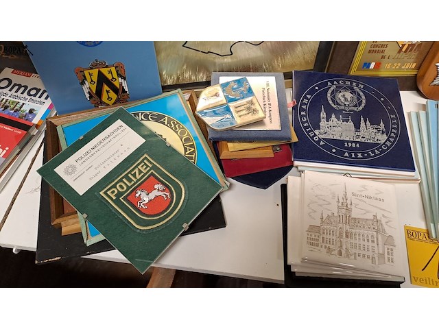 Lot 136 - politie/ipa kaders, tegeltjes, sleutelkastje…ong 37 stuks - afbeelding 2 van  6