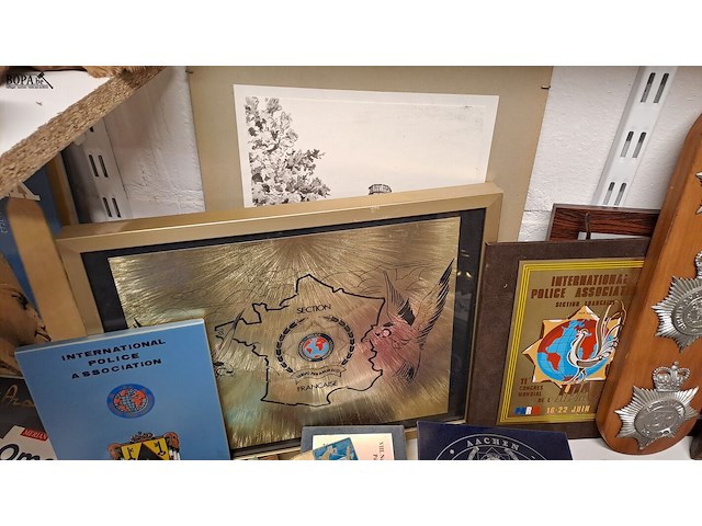 Lot 136 - politie/ipa kaders, tegeltjes, sleutelkastje…ong 37 stuks - afbeelding 3 van  6