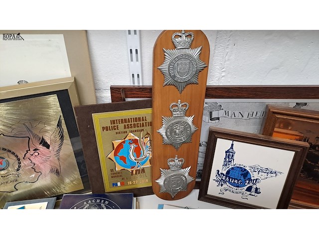 Lot 136 - politie/ipa kaders, tegeltjes, sleutelkastje…ong 37 stuks - afbeelding 4 van  6