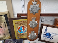 Lot 136 - politie/ipa kaders, tegeltjes, sleutelkastje…ong 37 stuks - afbeelding 4 van  6