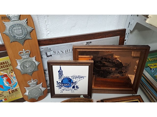 Lot 136 - politie/ipa kaders, tegeltjes, sleutelkastje…ong 37 stuks - afbeelding 5 van  6