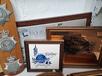 Lot 136 - politie/ipa kaders, tegeltjes, sleutelkastje…ong 37 stuks - afbeelding 5 van  6