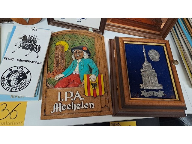 Lot 136 - politie/ipa kaders, tegeltjes, sleutelkastje…ong 37 stuks - afbeelding 6 van  6