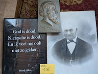 Lot 136 - religieuze spreuk en dodenmasker - afbeelding 1 van  1