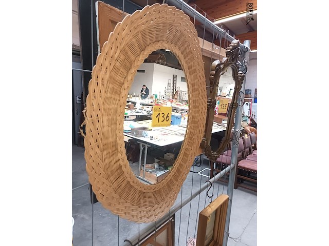 Lot 136 - spiegel met rieten kader - afbeelding 2 van  2