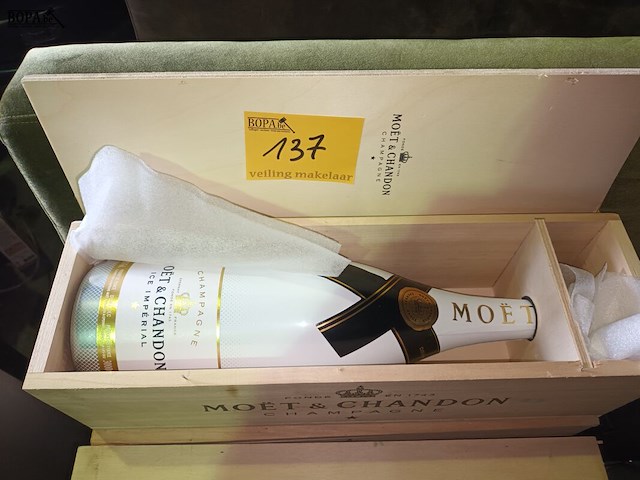 Lot 137 - fles moët & chandon van 3 liter - afbeelding 1 van  3