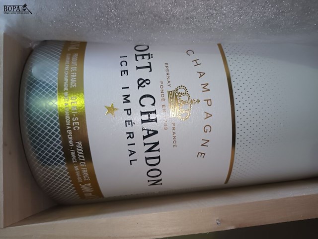 Lot 137 - fles moët & chandon van 3 liter - afbeelding 2 van  3