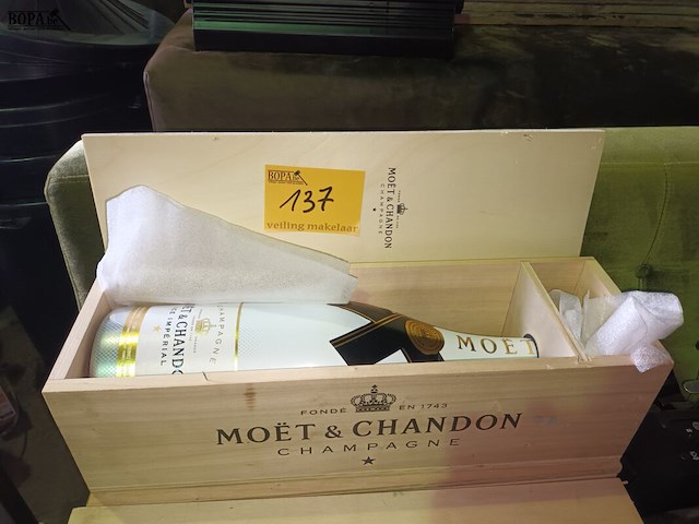 Lot 137 - fles moët & chandon van 3 liter - afbeelding 3 van  3