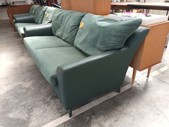 Lot 137 - groene sofa - afbeelding 2 van  2